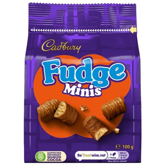Balení čokoládových pralinek Cadbury Fudge Minis s křupavou náplní, váha 100 gramů.