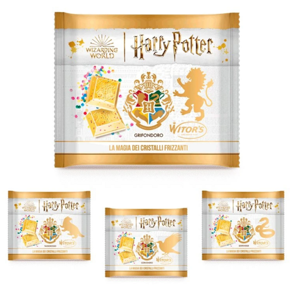 Balení čokoládových bonbónů s tématem Harry Potter, každé představuje jeden z kolejí Bradavic (Nebelvír, Zmijozel, Havraspár, Mrzimor) s jejich erbem a symbolem, doplněné o text "La magia dei cristalli frizzanti" a logo výrobce Witor's.
