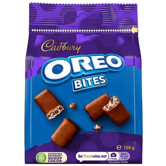 Balení čokoládových kousků Cadbury Oreo Bites s náplní ze sušenek Oreo, kousky čokolády a potravinové informace na obalu.